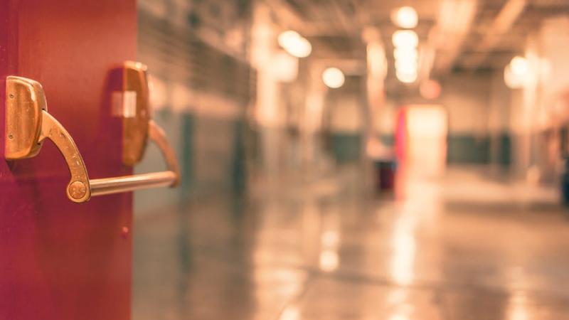 Батьки учнів київських шкіл отримали інформацію про початок навчального процесу з 2 лютого, який проходитиме в очному або дистанційному форматі.