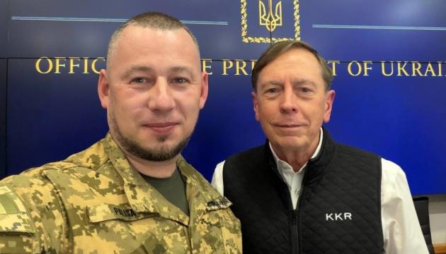 Паліса провів зустріч з колишнім директором ЦРУ Девідом Пертусом, обговорюючи вплив технологій та наслідки помилок у військових конфліктах.