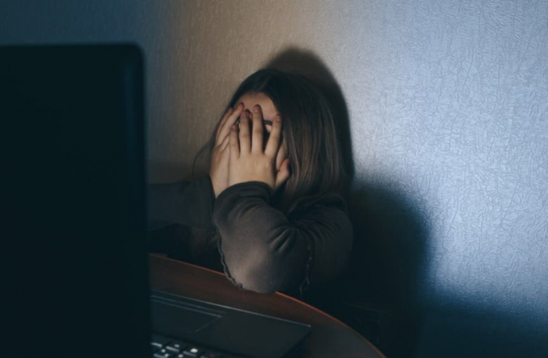 Знущання над дітьми через їхній одяг: українці висловили обурення вчительці, яка змушує школярів плакати.