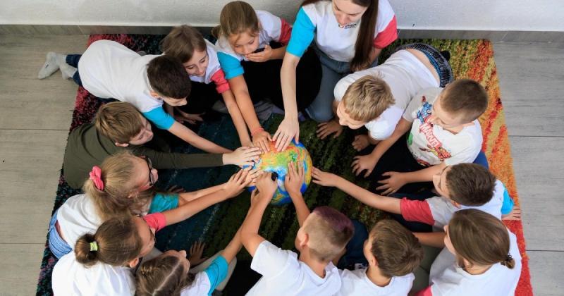 Приватний навчальний заклад поблизу Києва щомісяця інвестує 400 тисяч гривень у генератори. Час від часу батьки учнів беруть участь у покритті частини цих витрат. -- Delo.ua