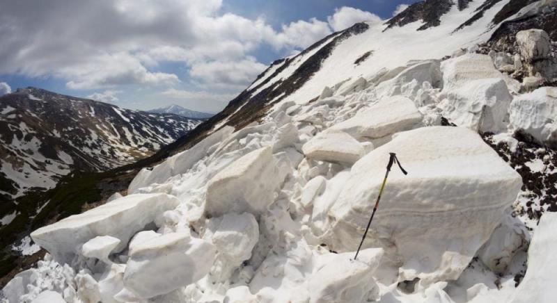 У каліфорнійських горах після сходження лавини пропали 10 туристів.