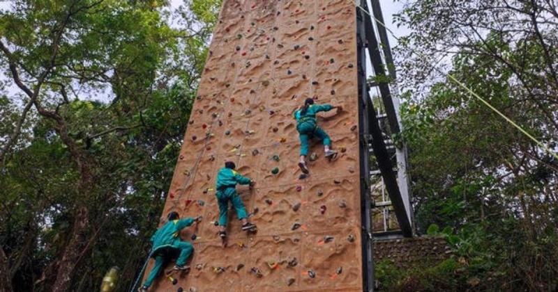 Не вдалося досягти успіху без диплома: учні повинні подолати 15-метрову стіну, щоб здобути свій атестат.