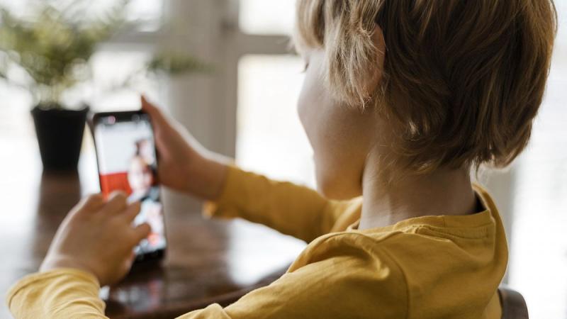 Обмеження на використання мобільних телефонів у навчальних закладах: хто ухвалює рішення?