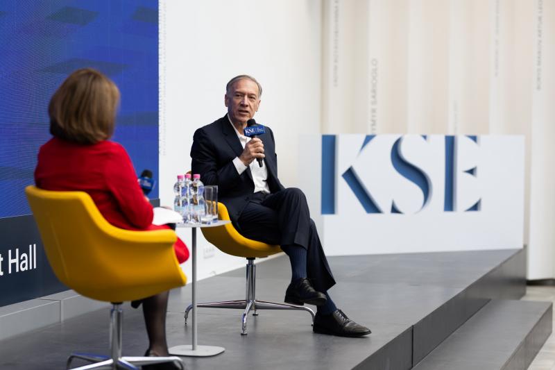 Майк Помпео відвідав Київ, де провів зустріч зі студентами Київської школи економіки, під час якої порушив питання війни, дипломатії та практичної політики.