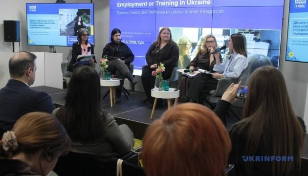 Більше третини молодих українок не займаються навчанням і не мають роботи.