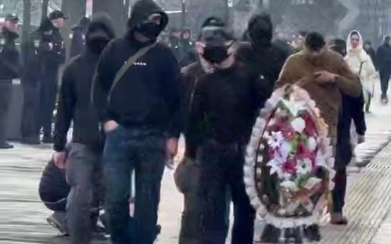 У Львові під час акції на підтримку прав жінок учасниці мітингу отримали похоронний вінок, що викликало обурення. - Новини Весь Харків