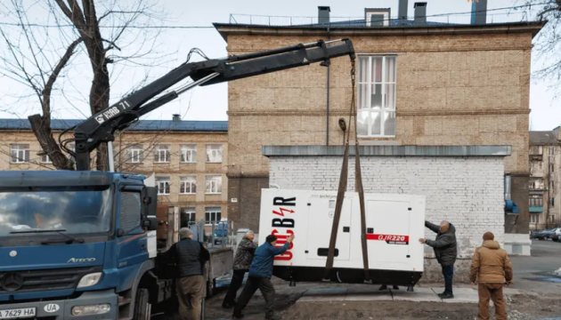 Фундація Олени Зеленської передала 20 генераторів навчальним закладам у двох районах столиці України, Києва.