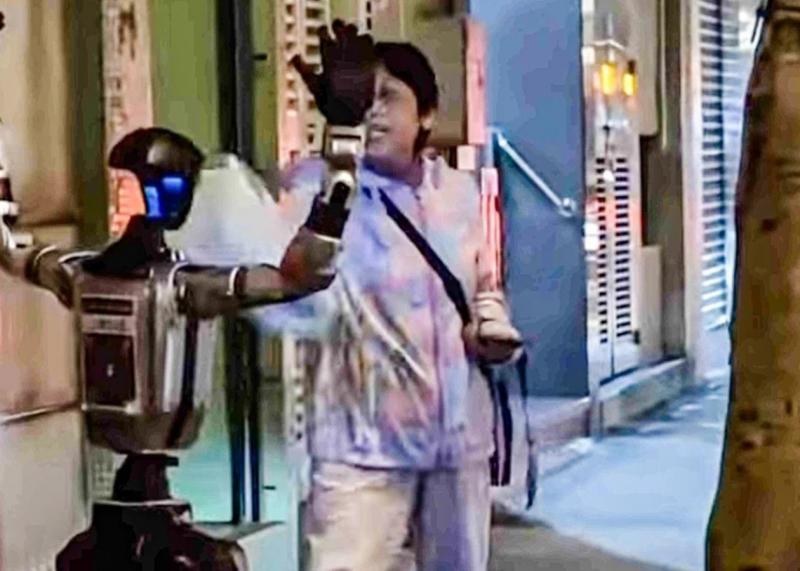 В Китаї правоохоронці затримали гуманоїдного робота.