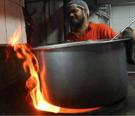 Індійські крематорії та заклади харчування зіткнулися з нестачею газу через конфлікт в Ірані.