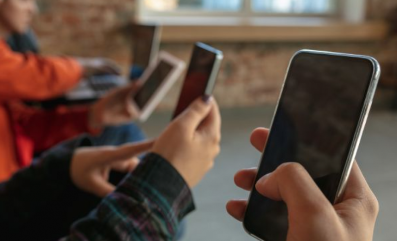 Смартфони створюють залежність, яка нагадує наркотичну.
