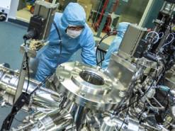 У світі було вперше заряджено квантовий акумулятор за допомогою лазера всього за кілька наносекунд.