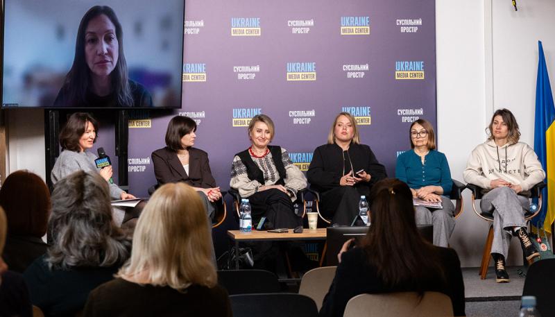 Обговорюючи питання болю з обережністю: рекомендації для журналістів, що співпрацюють з жертвами війни.