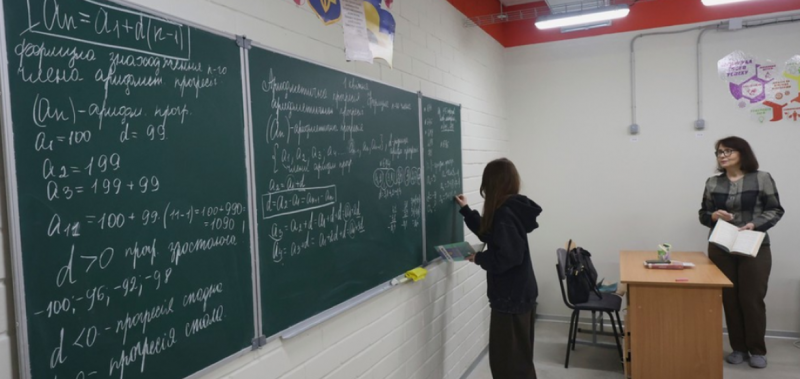 Учні знову сідають за парти в підземних приміщеннях: у Балаклії запрацювала незвичайна школа-бомбосховище.