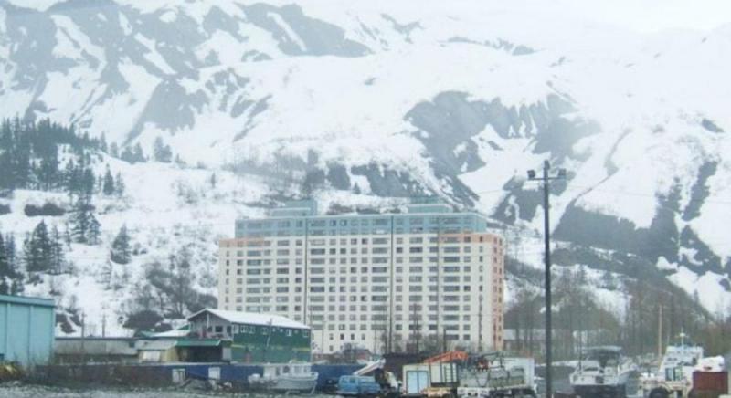 У цьому місті всі його мешканці проживають в єдиній 14-поверховій споруді: де саме вона розташована?