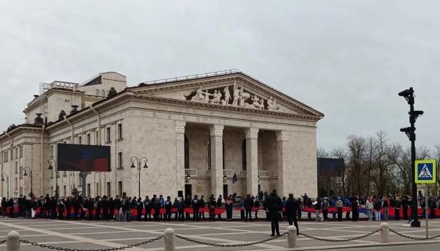 У Маріуполі, де загинули сотні людей, окупаційні сили організували акцію з пропагандистською метою.
