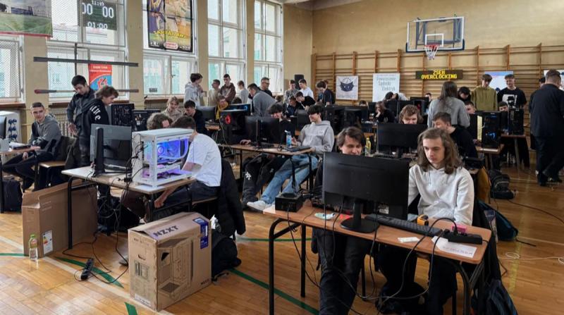Польська школа організовує змагання з розгону комп'ютерів серед своїх учнів, де учасники можуть виграти цінні призи.