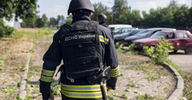 У обласному центрі України російські військові скинули авіабомбу на школу, внаслідок чого постраждали діти та вихователі (фото, відео).