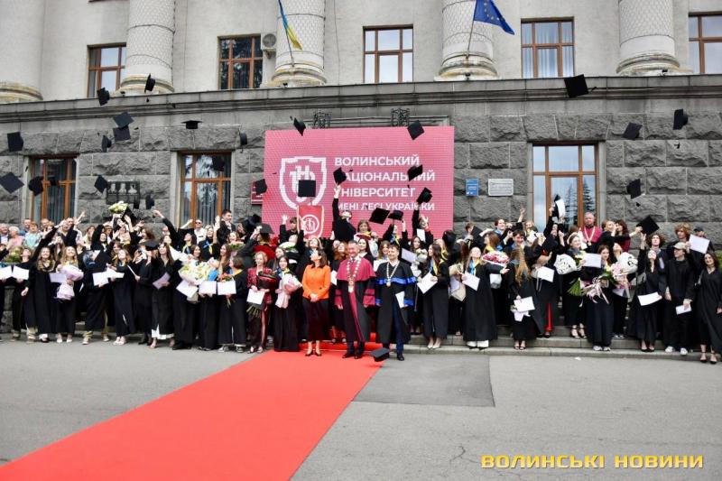 Більше 1800 випускників Лесиного університету отримали свої дипломи бакалавра. Фото.