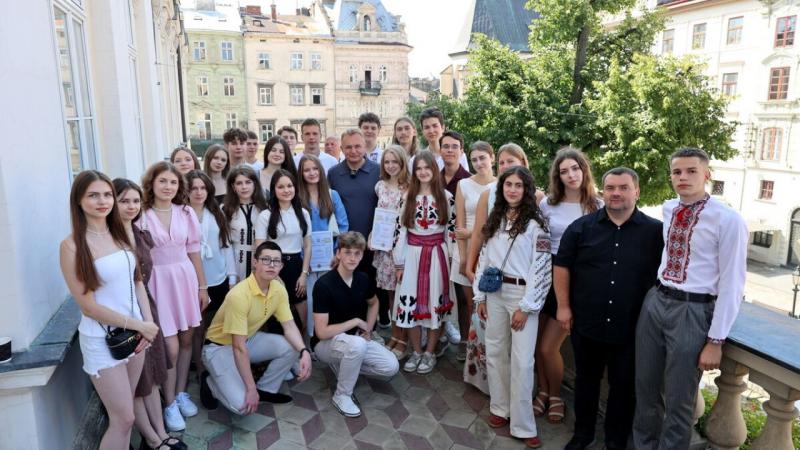 40 тисяч гривень за 800 балів НМТ: 32 найкращі випускники Львова були нагороджені фінансовими преміями.