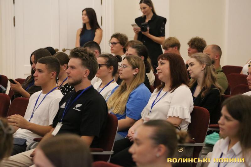 У Луцьку відбулася святкова подія, на яку зібралася молодь з різних волинських громад. Фото з заходу.