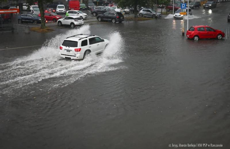 Внаслідок сильного дощу вулиці Жешува опинилися під водою.