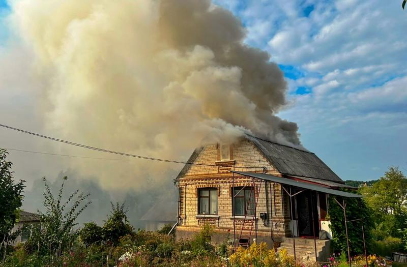 Внаслідок короткого замикання у Гнівані спалахнула пожежа в житловому будинку. Окрім цього, в регіоні сталося ще три випадки загоряння за 20 хвилин.