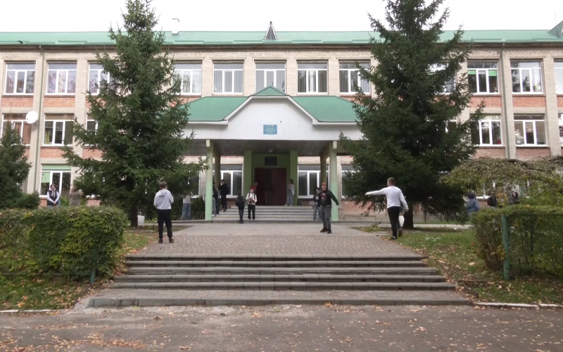Безсумнівно, повернення до навчального процесу може бути стресовим для дітей. Ось п'ять рекомендацій від психологів, які допоможуть вашій дитині адаптуватися до школи без зайвих переживань.