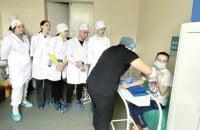 Зниження вдвічі: скільки медичних студентів навчається в Україні та в яких закладах вони здобувають освіту.