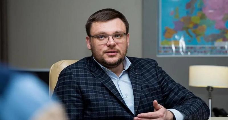 Кравченко повідомив, що Кривонос підозрюється у створенні фіктивного всиновлення з метою уникнення кримінального покарання.