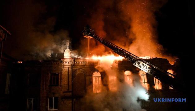 Внаслідок прямого удару вогнем знищено значну частину будівлі Запорізького університету.