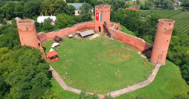 Учень, перебуваючи на екскурсії в старовинному замку, несподівано виявив скарб, що пролежав там 400 років: фото.
