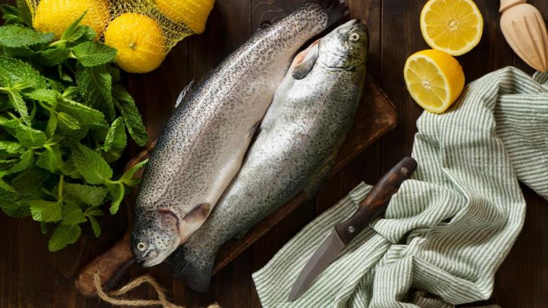 Як усунути запах прісної води з риби: які кроки вжити перед приготуванням