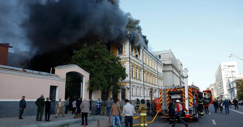 Будівля Міністерства освіти зазнала пошкоджень внаслідок обстрілу з боку РФ, що вразив будівлю НАН України. ФОТО.