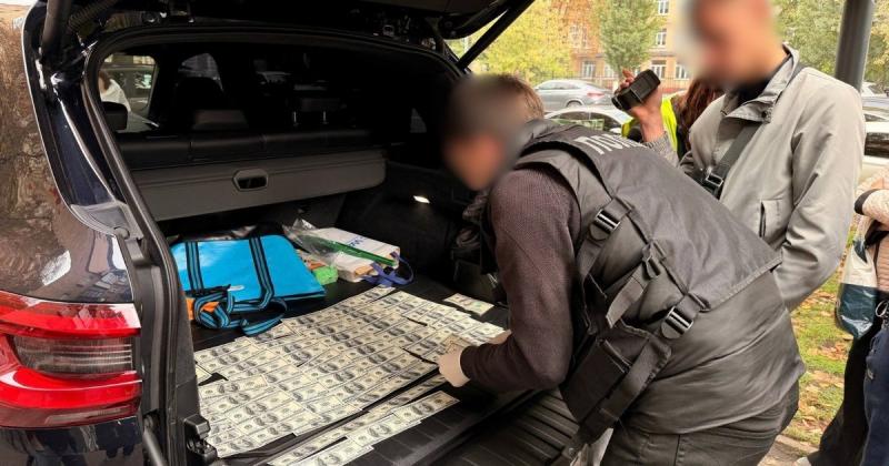 Створила схему нелегальної легалізації іноземців під виглядом навчального процесу: у Києві затримано чиновницю. ФОТОрепортаж.