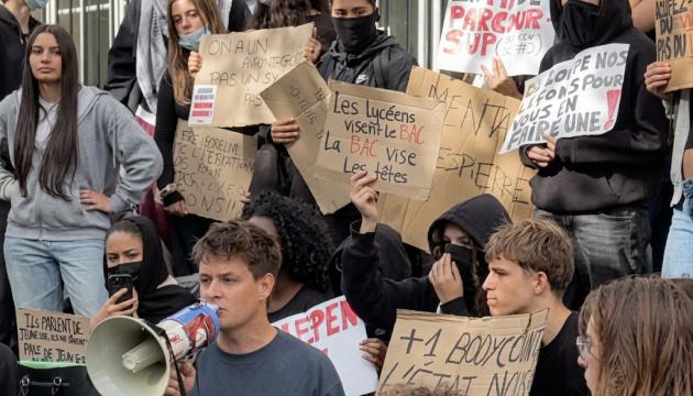 У Франції продовжуються акції протесту серед учнів старших класів, внаслідок зіткнень постраждали 65 працівників освіти.
