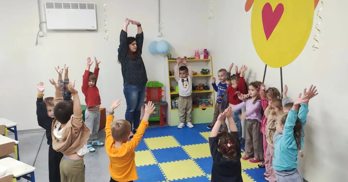 Володимир Зеленський надіслав вітання педагогам з нагоди їхнього професійного свята, висловивши вдячність за їхню віддану роботу в умовах війни.