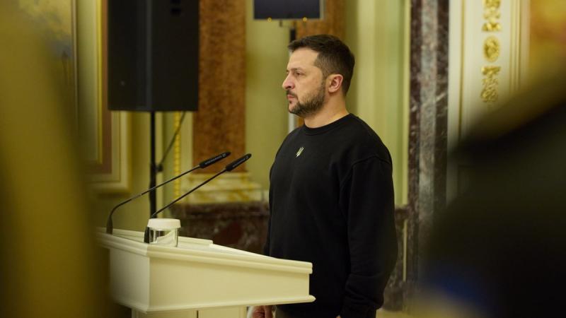 Зеленський висловив свої вітання педагогам з нагоди їхнього професійного свята та вручив їм державні нагороди.