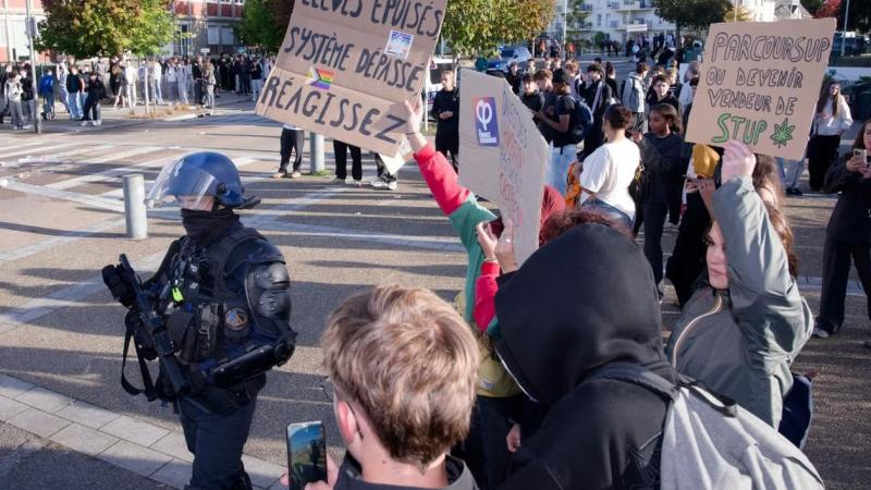 У Франції знову почалися акції протесту серед учнів шкіл.