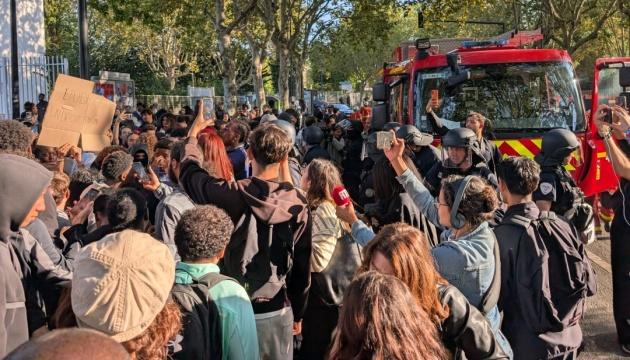 У Франції спостерігається новий сплеск протестів серед учнів ліцеїв, до яких приєдналися й їхні батьки.