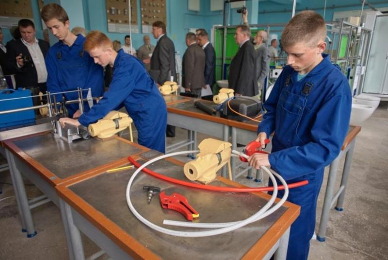 Учні мали можливість протестувати бронежилети, спробувати себе в управлінні технікою та відвідати операційну: незвичайний підхід до професійної орієнтації.
