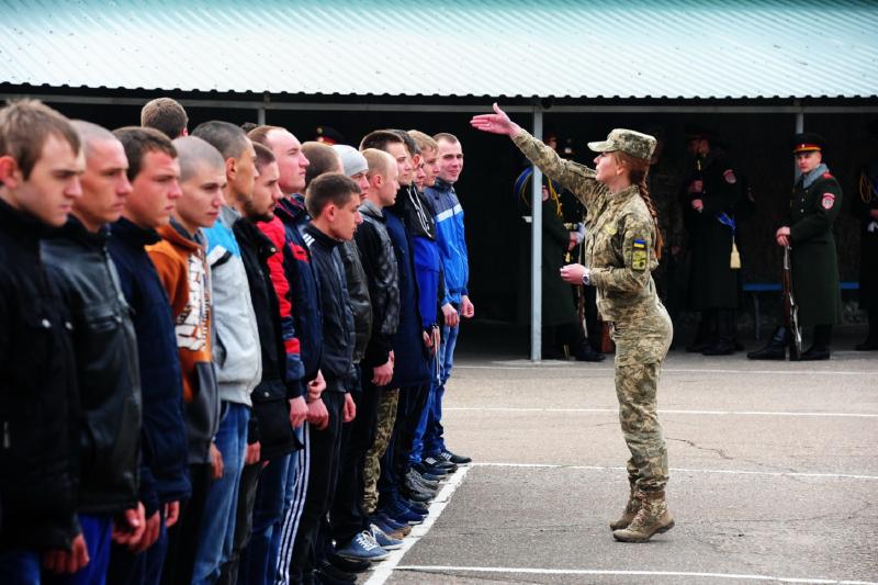 Залучення жінок та молоді: соціолог розкрив причини, чому це не зміцнить збройні сили.