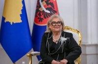 Чарівність угод: Парламент Косово на тлі вуличних виступів.