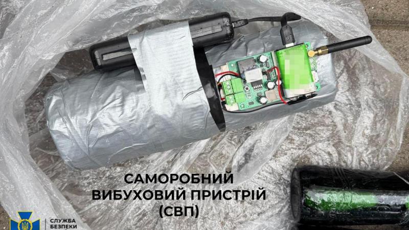 Студент з Києва встановив саморобний вибуховий пристрій під автобусом, що перевозив військових Збройних Сил України, у Рівному.