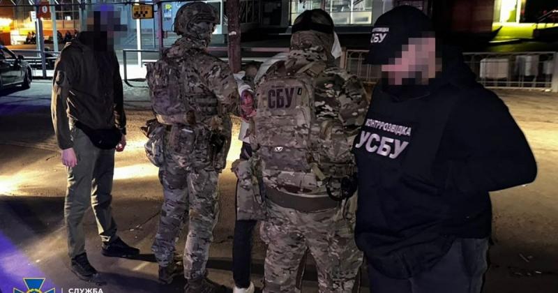 Студент планував здійснити теракт, підриваючи автобус із військовослужбовцями в Рівному за вказівкою з Росії, повідомила СБУ. Фотозвіт.