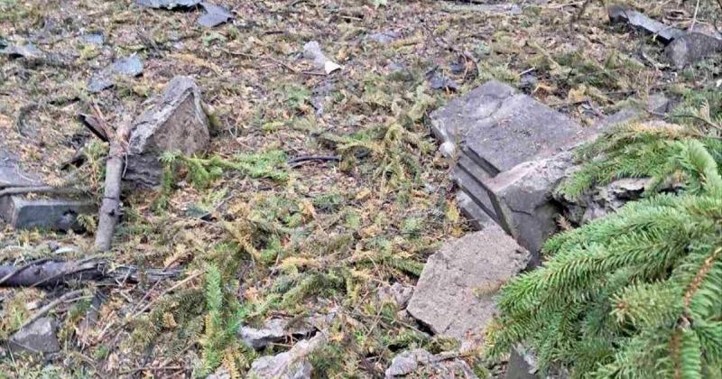 Агресор здійснив напад на кладовище в Рівному: понад 10 могил Героїв зазнали руйнувань. Фотозвіт.