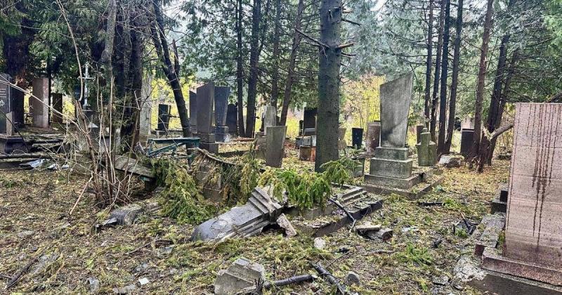 Російський безпілотник атакував кладовище Героїв у Рівному, що призвело до пошкодження більше ніж десяти могил.