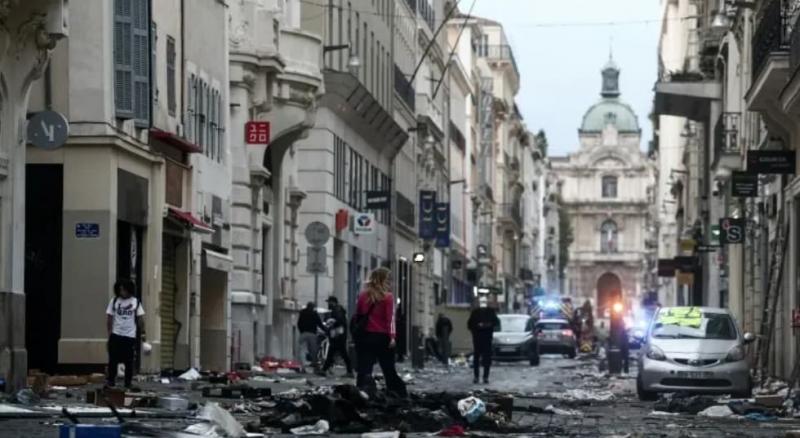 У Марселі ухвалили рішення заборонити проведення протестів та призупинити роботу громадського транспорту на добу через побоювання виникнення заворушень.