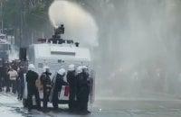 В Албанії великі демонстрації переросли у зіткнення з правоохоронцями.