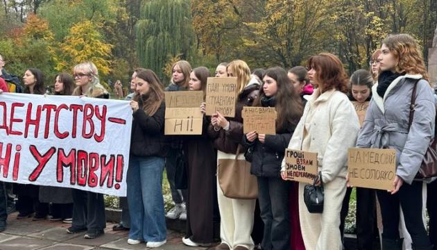 У Львові студенти Франкового університету влаштували акцію протесту, висловлюючи своє невдоволення умовами навчального процесу.
